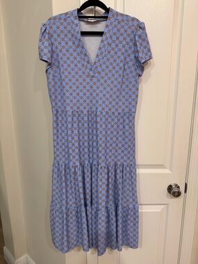 Jude Connally Light Blue V‑Neck Short Sleeve Midi Dress with Geometric Motif
